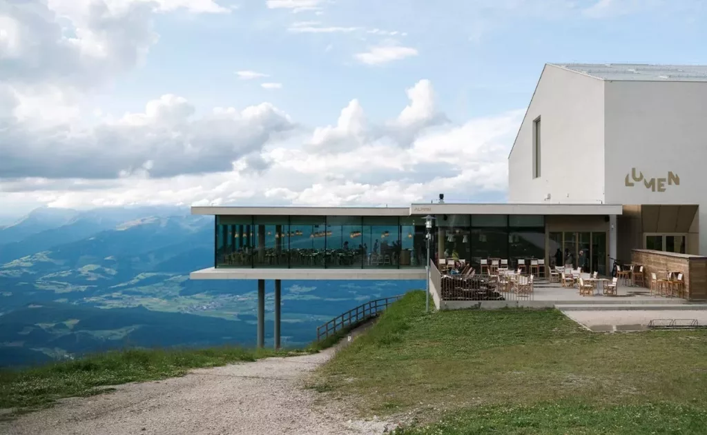Restaurace Alpinn a muzeum horské fotografie Lumen jsou v budově vzniklé přestavbou bývalé horní stanice lanovky Kronplatz