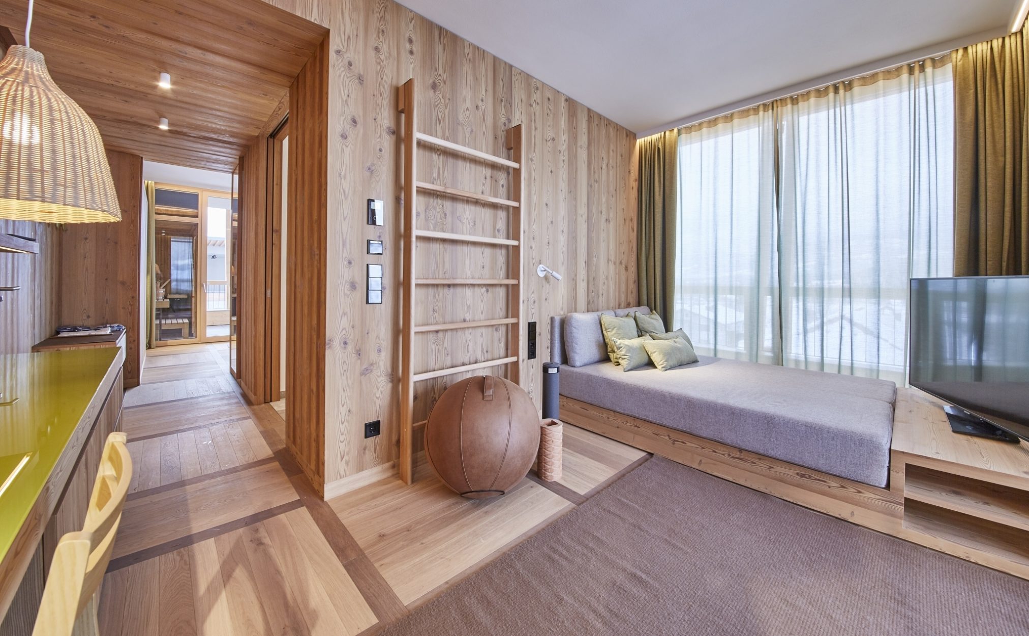 V pokojích Falkensteiner Hotel Kronplatz převažuje vonící masivní dřevo