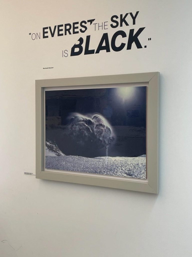 "Na Everestu je nebe černé", fotografie Reinholda Messnera v Muzeu horské fotografie Lumen