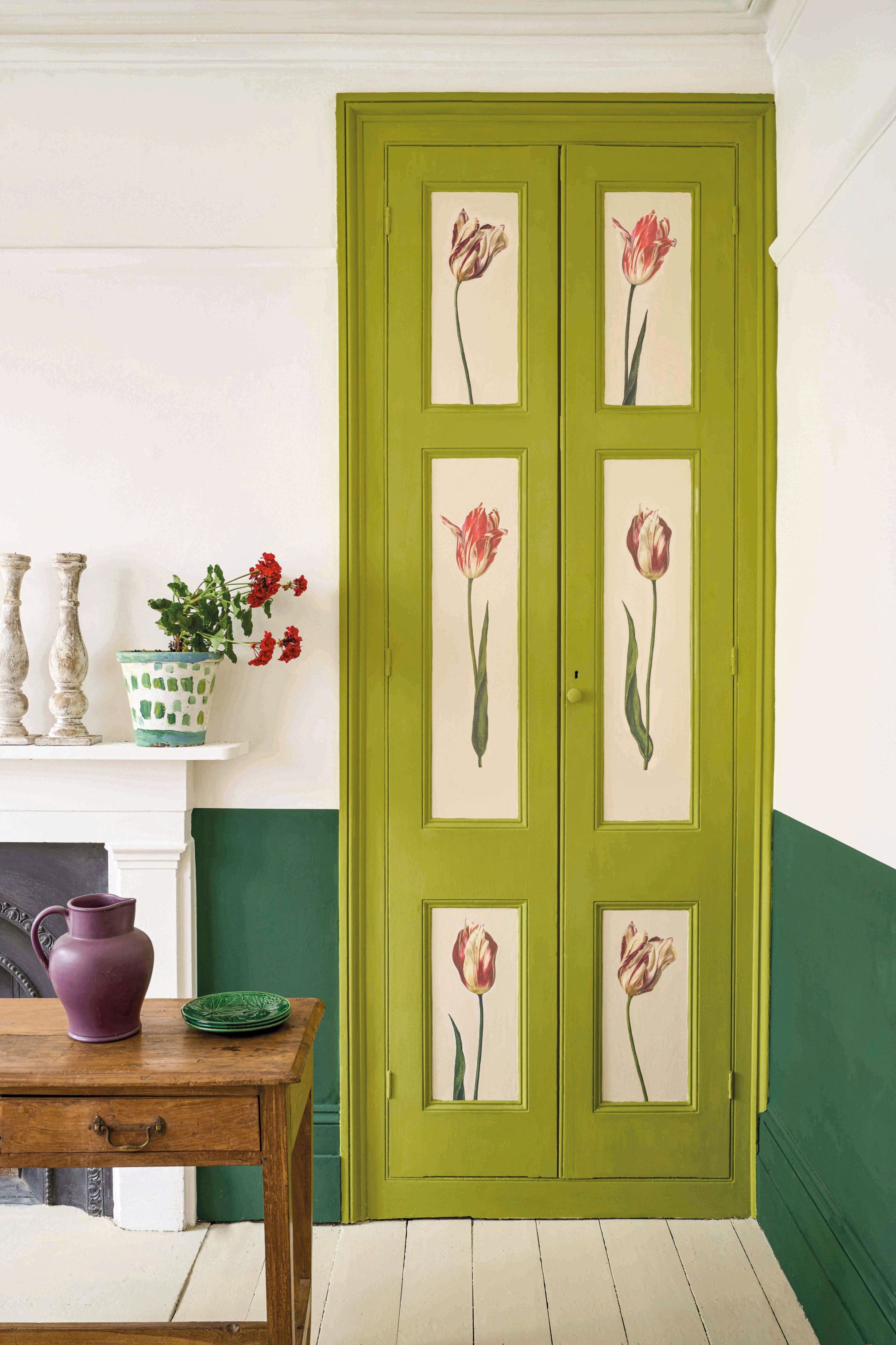 Dveře s kresbami tulipánů