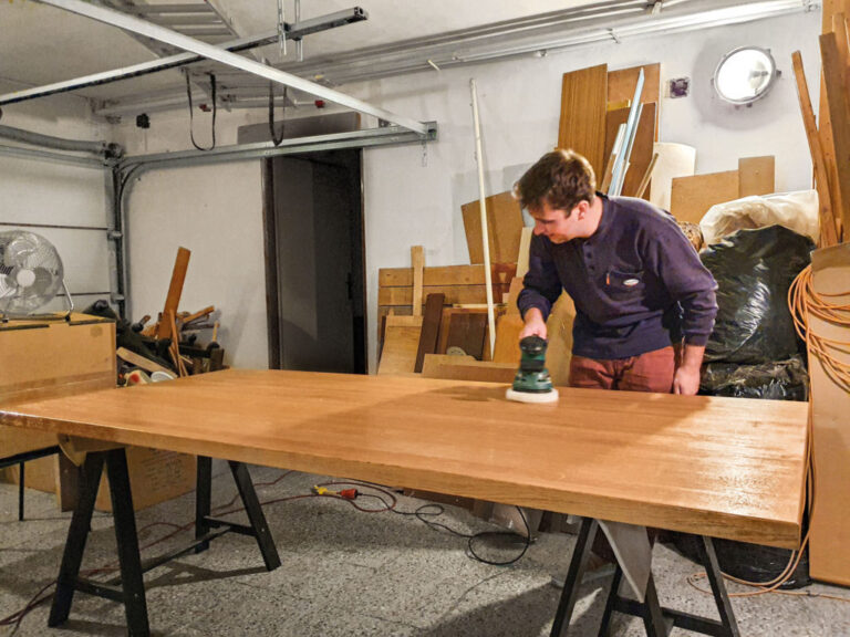 Opracování masivní dřevěné desky stolu