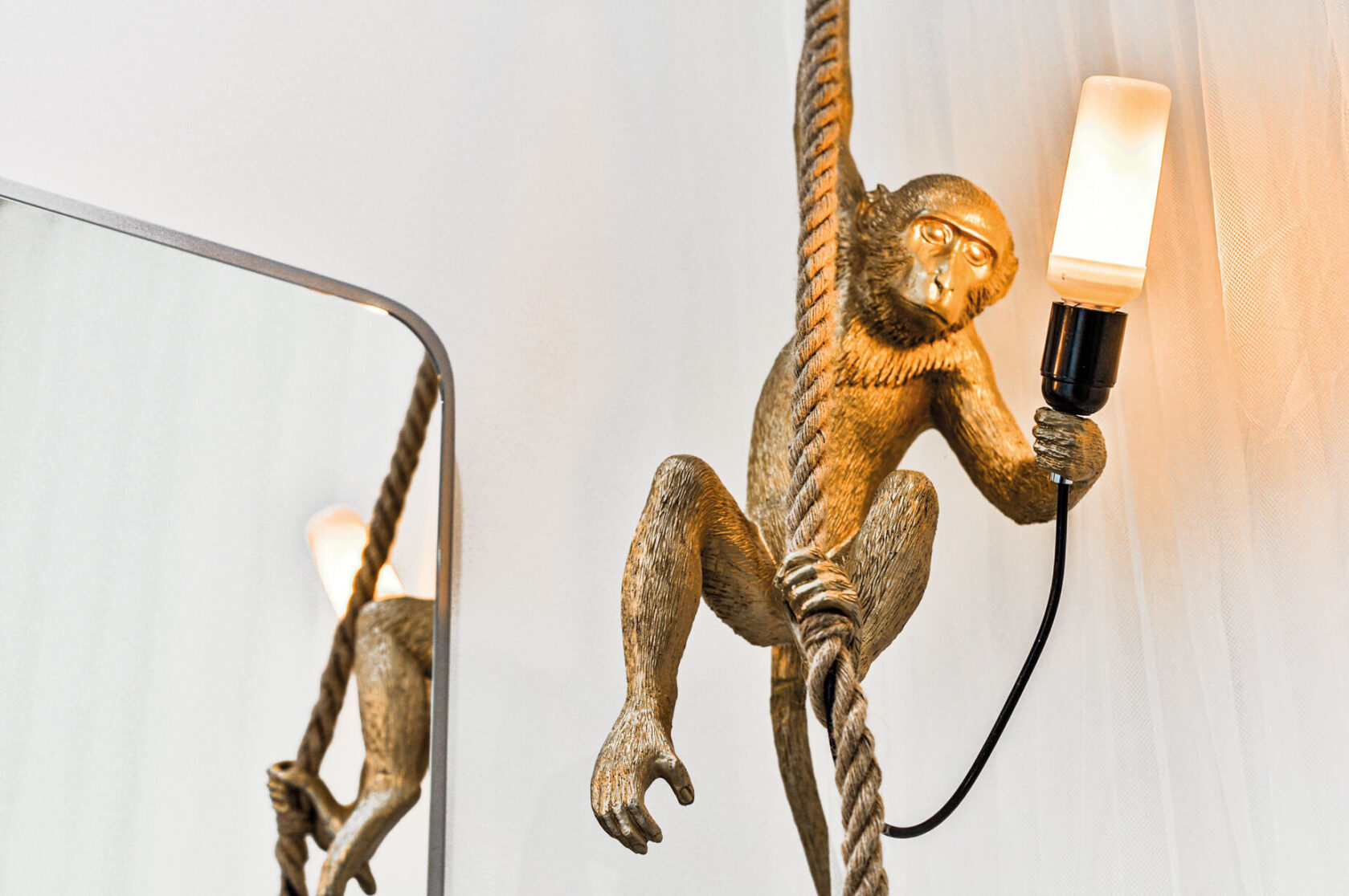 Lampa s opičkou