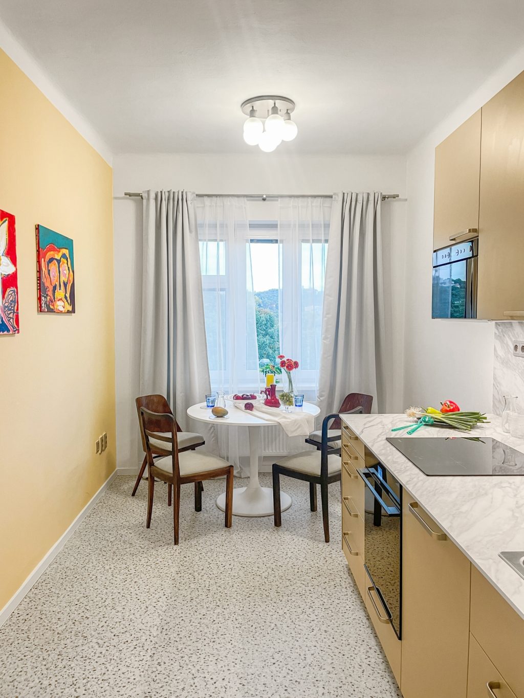 V nové kuchyni jsou repasované židle Ton