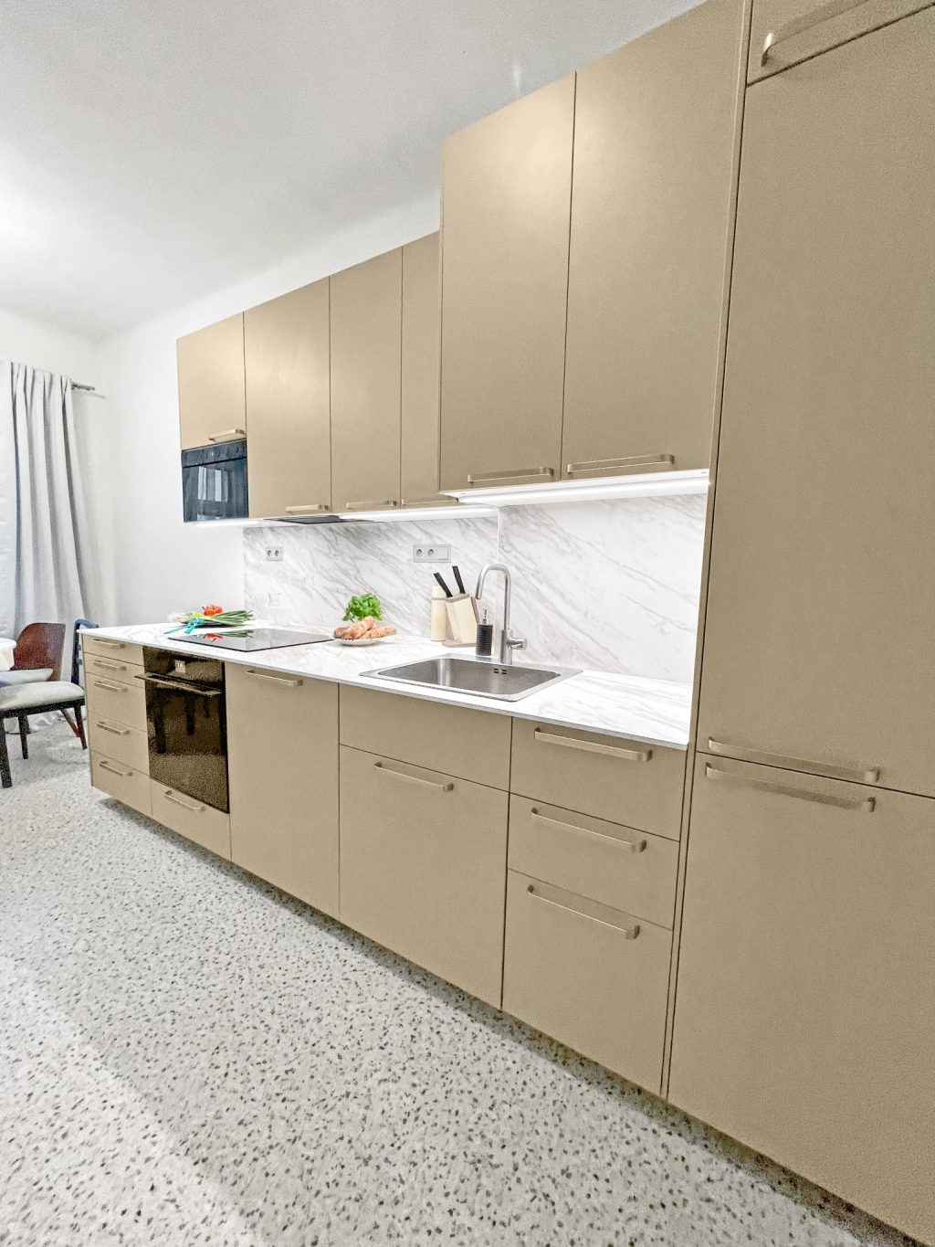 Kuchyňská sestava z Ikea má pracovní desku a záda z desky Kronospan VENATO K023 SU