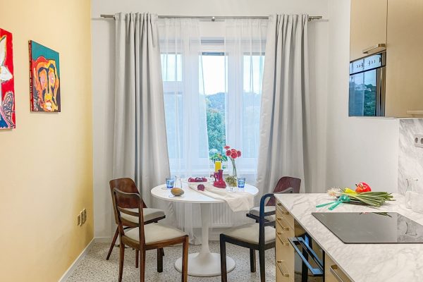 V nové kuchyni jsou repasované židle Ton